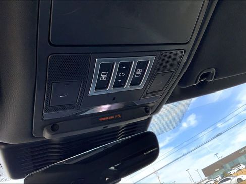 Used 2023 Land Rover Discovery Metropolitan Edition image 30