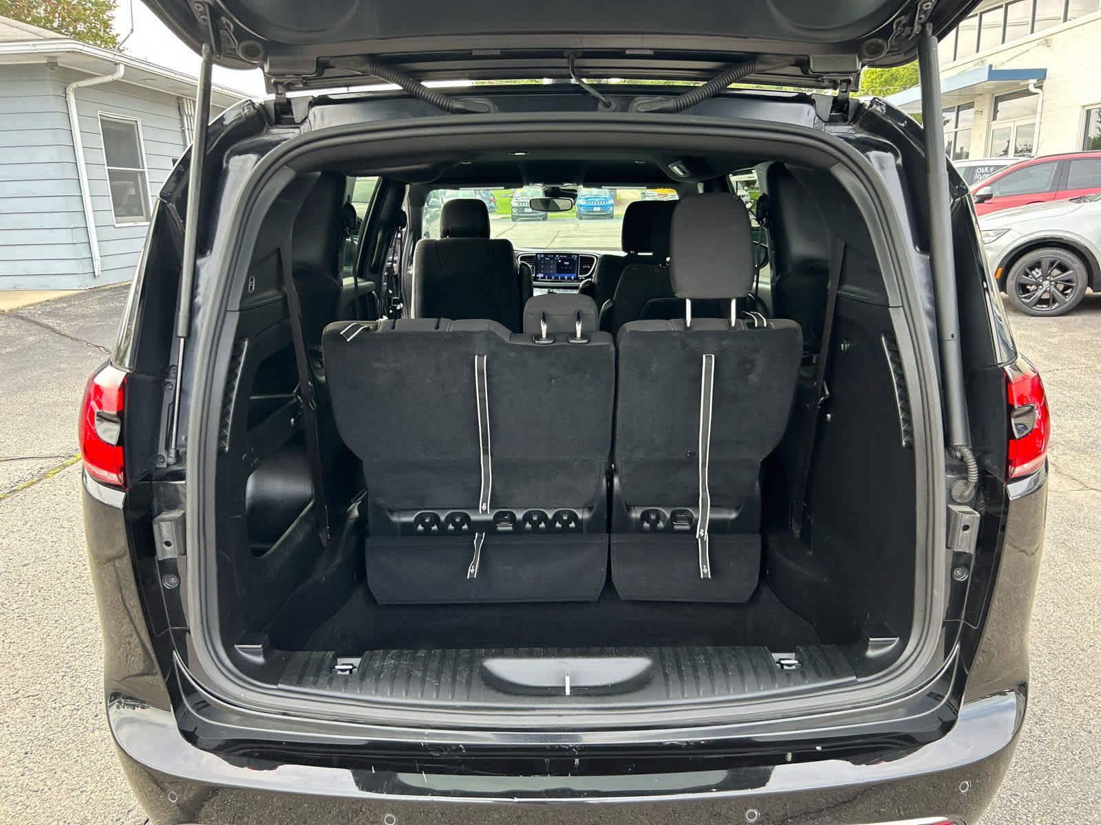 Used 2023 Chrysler Pacifica Touring FWD image 24