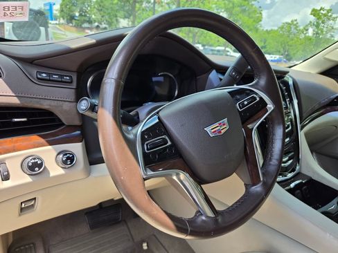 Used 2017 Cadillac Escalade ESV Premium Luxury AWD/4WD image 15