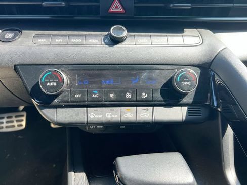 Used 2025 Hyundai Elantra SEL FWD image 18