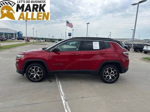 Used 2025 Jeep Compass Limited AWD/4WD image 3