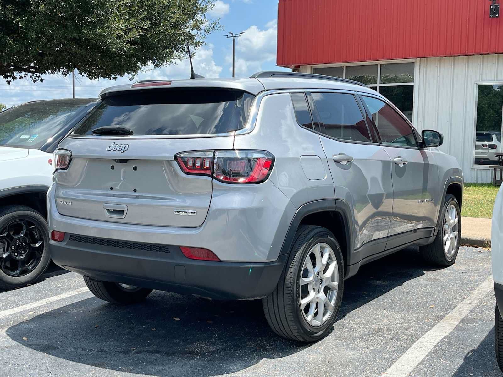 Used 2023 Jeep Compass Latitude AWD/4WD image 3