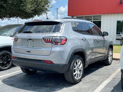 Used 2023 Jeep Compass Latitude AWD/4WD image 3