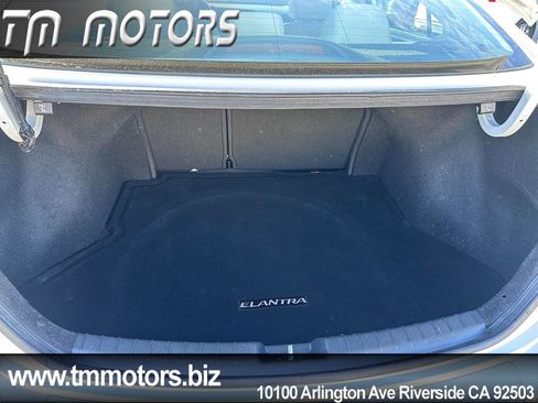 Used 2017 Hyundai Elantra SE FWD image 19