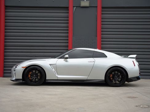 Used 2023 Nissan GT-R Premium w/ Floor Mat Package AWD/4WD image 7