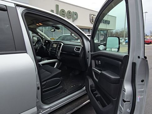 Used 2018 Nissan Titan SV w/ SV Convenience Package image 17