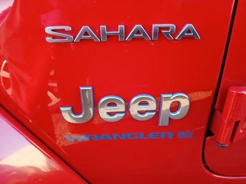 Used 2023 Jeep Wrangler Unlimited Sahara AWD/4WD image 3