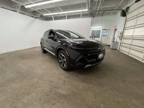 Used 2025 Chevrolet Equinox EV LT w/ Convenience Package image 8