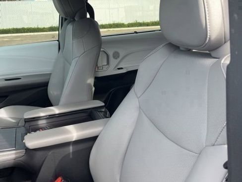 Used 2025 Toyota Sienna XLE image 12
