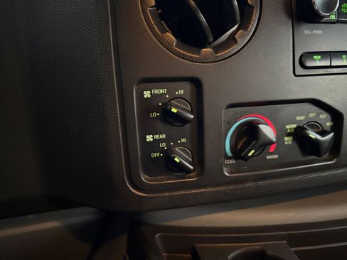 Used 2010 Ford E-350 and Econoline 350 XLT RWD image 18