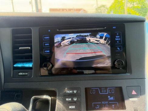 Used 2017 Toyota Sienna LE FWD image 17
