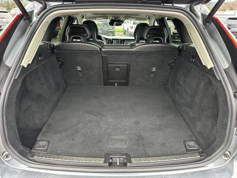 Used 2018 Volvo XC60 T5 Momentum w/ Vision Package image 5