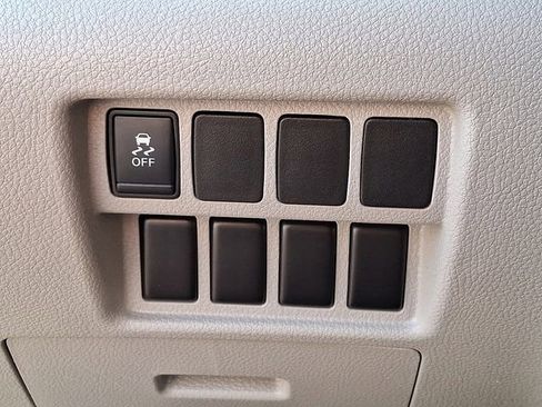 Used 2012 Nissan Quest S image 21