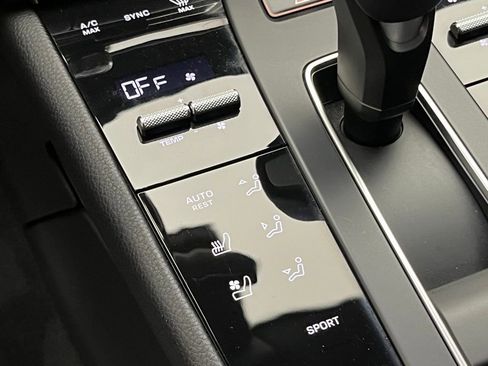 Used 2025 Porsche Macan image 17