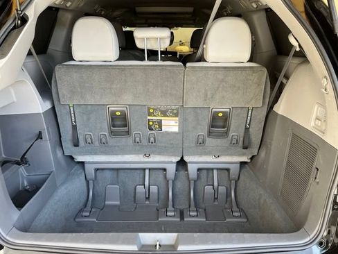 Used 2019 Toyota Sienna XLE Premium w/ Carpet Mat Package FWD image 18