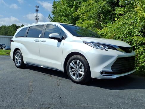 Used 2026 Toyota Sienna Limited FWD image 9