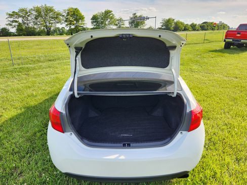 Used 2017 Toyota Corolla SE w/ SE Premium Package FWD image 10