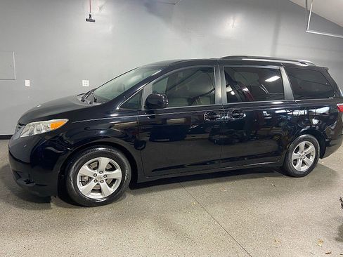 Used 2017 Toyota Sienna LE image 6
