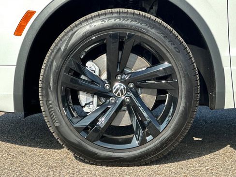 Used 2024 Volkswagen Tiguan SE R-Line image 25