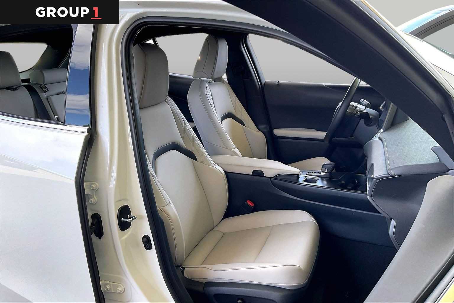 Certified 2026 Lexus UX 300h FWD image 7
