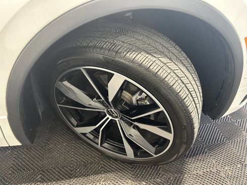 Used 2023 Volkswagen Tiguan SEL R-Line image 32