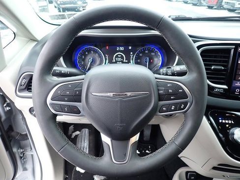 Used 2023 Chrysler Pacifica Touring-L image 24