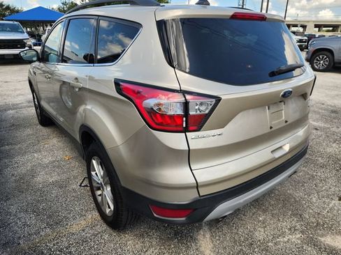 Used 2018 Ford Escape SE w/ SE Sync 3 Package FWD image 4