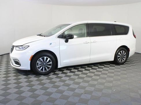 Used 2024 Chrysler Pacifica Select image 2