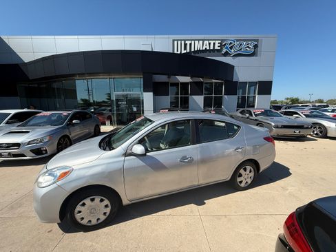 Used 2014 Nissan Versa SV FWD image 4