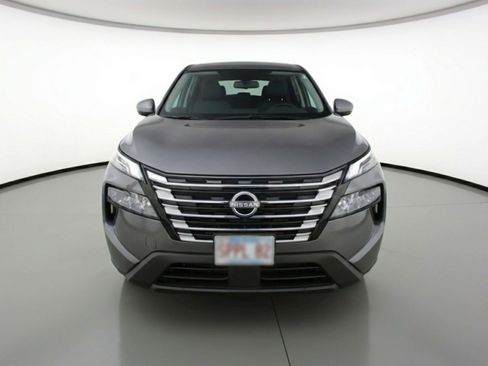 Used 2025 Nissan Rogue SV image 2