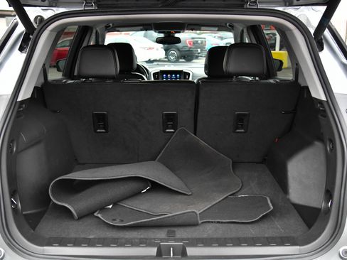 Used 2024 GMC Terrain SLT image 39