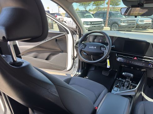 Used 2025 Kia Niro LX FWD image 19
