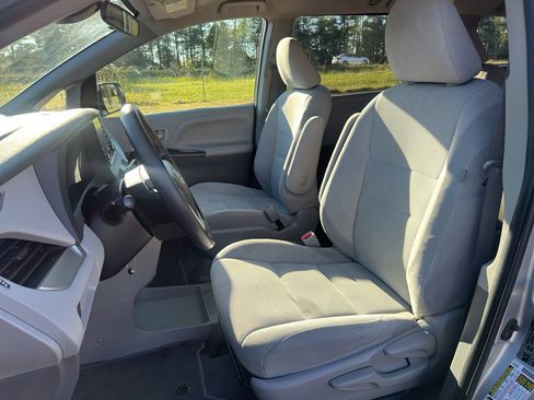 Used 2020 Toyota Sienna L image 11