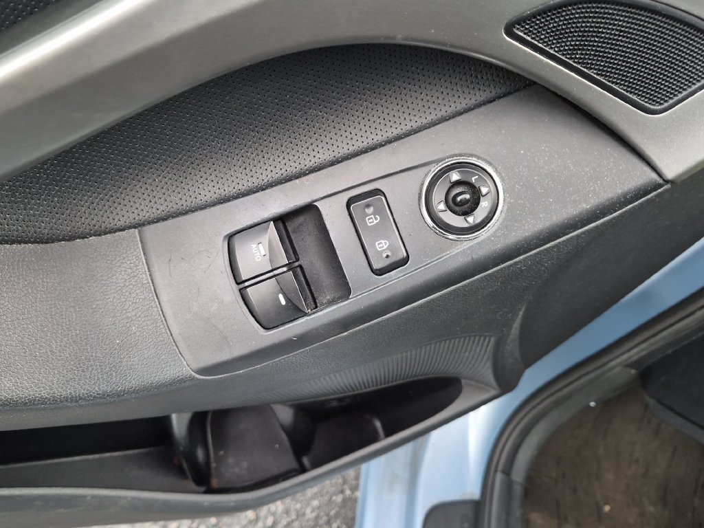 Used 2013 Hyundai Elantra SE w/ Technology Pkg FWD image 16