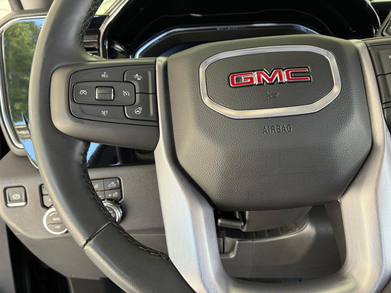 Used 2025 GMC Sierra 1500 SLT AWD/4WD image 25
