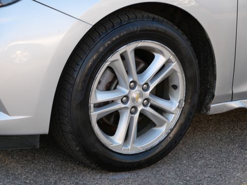 Used 2016 Chevrolet Cruze LT FWD image 2