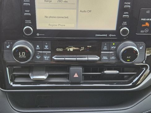 Used 2022 Toyota Highlander XLE image 21