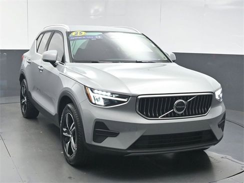 Used 2025 Volvo XC40 B5 Core image 2