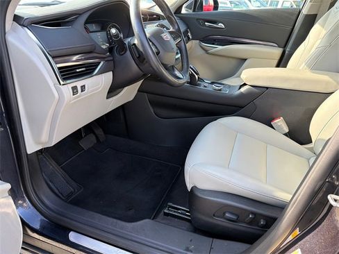 Used 2022 Cadillac XT4 Luxury w/ Driver Awareness Package image 9