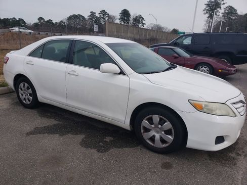 Used 2011 Toyota Camry XSE image 2