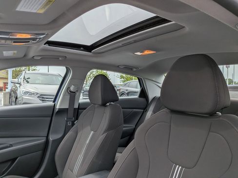 Used 2025 Hyundai Elantra SEL image 16