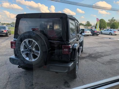 Used 2018 Jeep Wrangler Unlimited Sahara w/ LED Lighting Group AWD/4WD image 9