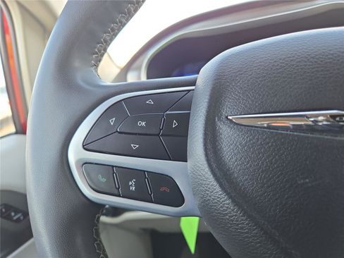 Used 2023 Chrysler Pacifica Touring-L FWD image 13