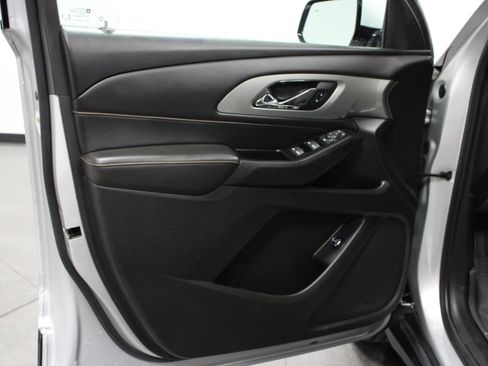 Used 2020 Chevrolet Traverse LT FWD image 11