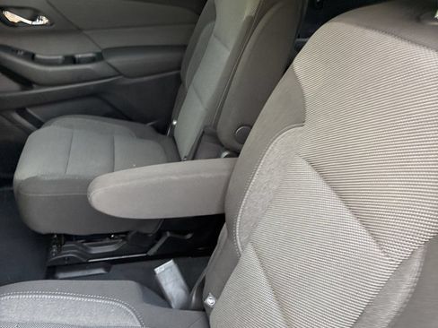 Used 2023 Chevrolet Traverse LT FWD image 12