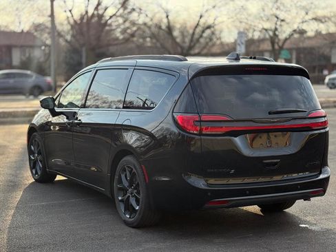 Used 2025 Chrysler Pacifica Limited image 5