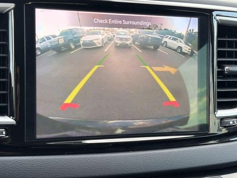 Used 2023 Chrysler Pacifica Touring-L FWD image 23