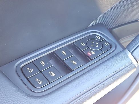 Certified 2023 Porsche Cayenne Platinum Edition image 33