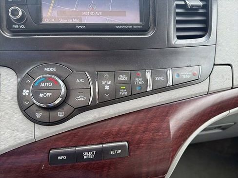 Used 2013 Toyota Sienna XLE image 19