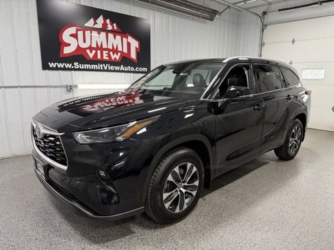 Used 2022 Toyota Highlander XLE image 1
